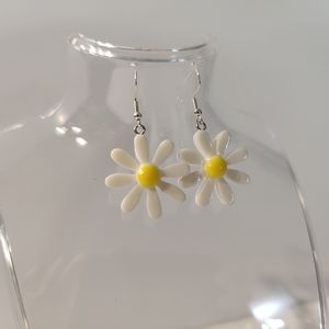 Daisy Flower Dangle Earrings | Festival Earrings | Cute Earrings